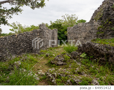 中世を偲ばせる糸数城跡　南国の楽園　沖縄 64951412