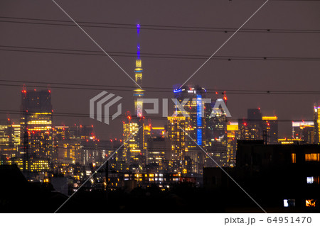 日本の東京都市景観　東京幻想・新型肺炎“都市封鎖”。“柵”の奥に都心＝21日、宣言から2週間 64951470