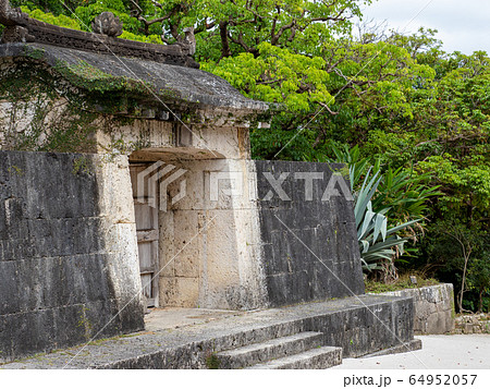 首里城公園 園比屋武御嶽石門 南国の楽園 沖縄 首里城公園 園比屋武御嶽石門 南国の楽園 沖縄 64952057