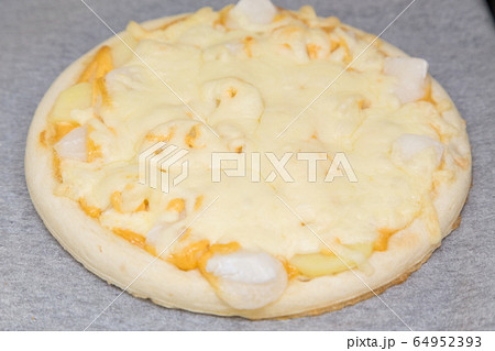 手作りピザ（めんたいモチチーズ） 64952393