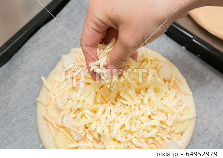 手作りピザを作る手元(めんたいモチチーズ) 手作りピザを作る手元(めんたいモチチーズ) 64952979