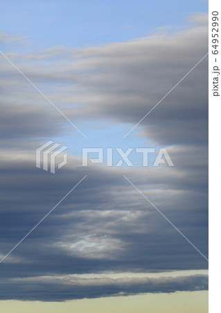 日本の東京都市景観 青空と雲《暗雲の奥に青空（未来への扉…）・新型肺炎》＝19日（7日、宣言発表） 64952990