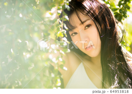 綺麗　セクシー　女性　新緑　初夏　幻想的　人物　素材　 64953818