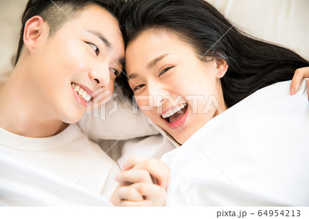 若い カップル 夫婦 男女 恋人 幸せ 暮らし 人物 素材の写真素材