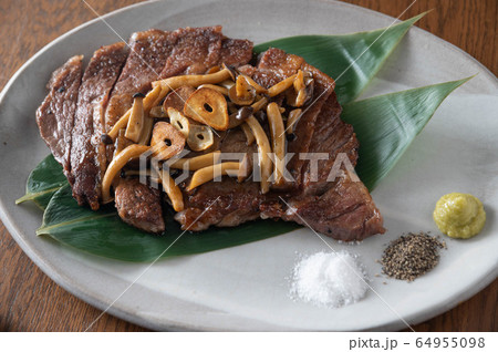 japanese wagyu steak with mushroom sauce 64955098