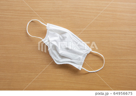 【マスク不足】何回も使われてボロボロになって捨てられたマスク 64956675