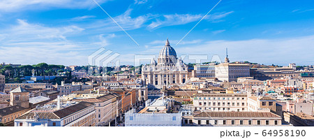 サン・ピエトロ大聖堂とローマの町並み　ワイド 64958190