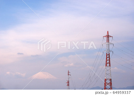 雲のまにまに浮かぶ富士山の雪帽子 64959337
