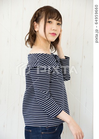 オフショルダーの女性 オフショルダーの女性 64959660