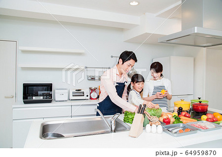 キッチン　料理　家族　親子　子供　ライフスタイル 64959870