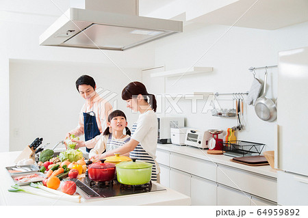 キッチン　料理　家族　親子　子供　ライフスタイル 64959892