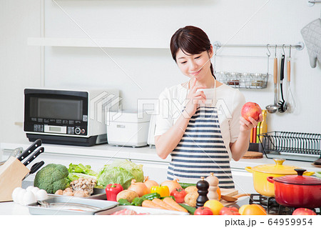 キッチン 料理 女性 主婦 料理教室 ライフスタイルの写真素材