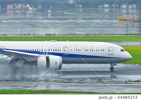 旅客機の着陸 雨の日 旅客機の着陸 雨の日 64960253