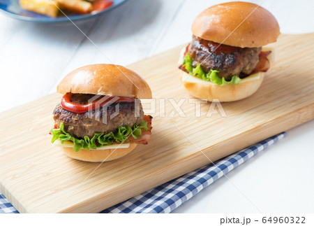 ハンバーガー　料理 64960322