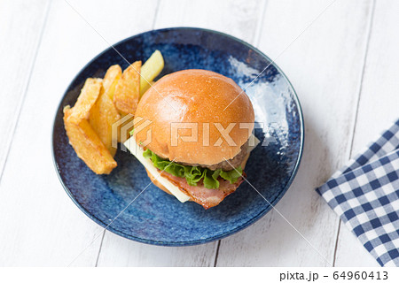 ハンバーガー　料理 64960413