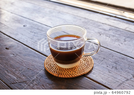ベトナムコーヒー　How to brew Vietnamese coffee 64960792