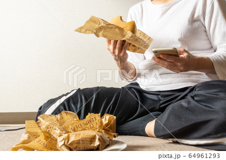 床に寝そべってハンバーガーを食う女 ぐうたら女 干物女 過食症イメージ 床に寝そべってハンバーガーを食う女 ぐうたら女 干物女 過食症イメージ 64961293