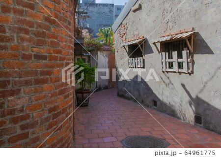 入り組んだ集落の曲がりくねった細い道 64961775