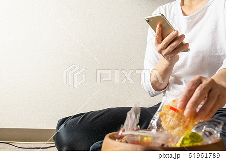 巣ごもってお菓子を食いまくる女 ぐうたらな女 干物女 巣ごもってお菓子を食いまくる女 ぐうたらな女 干物女 64961789