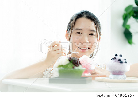 かき氷　夏　女性 64961857