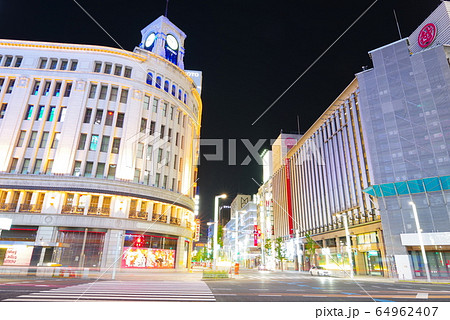 夜の銀座四丁目の風景 64962407