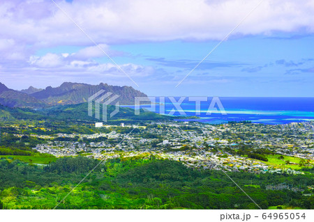 ハワイ オアフ島のヌウアヌ パリ展望台から見るカネオヘ住宅街とカネオヘ湾とサンドバーの写真素材