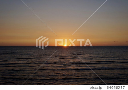 夕日 夕焼け 夕暮れ 64966257