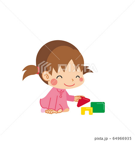 積み木で遊んでいる小さな女の子 積み木で遊んでいる小さな女の子 64966935