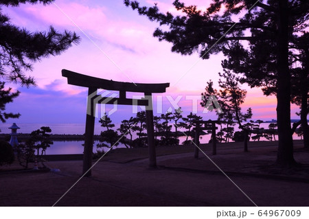 明石・住吉神社の鳥居越しに見る魚住港、名勝・錦ヶ浦の夕凪 明石・住吉神社の鳥居越しに見る魚住港、名勝・錦ヶ浦の夕凪 64967009