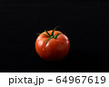 黒背景のトマトの写真 64967619