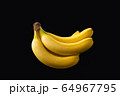 黒背景のバナナ 64967795