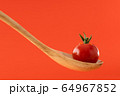 スプーンに乗ったミニトマト 64967852