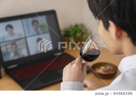 オンライン飲み会イメージ オンライン飲み会イメージ 64968386