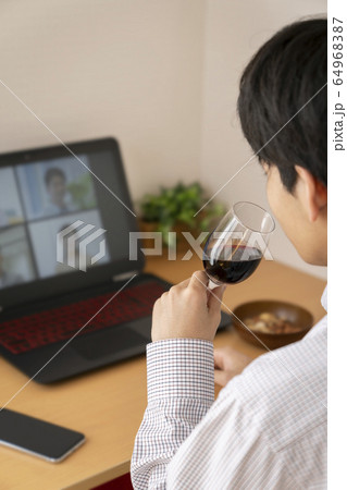 オンライン飲み会イメージ 64968387