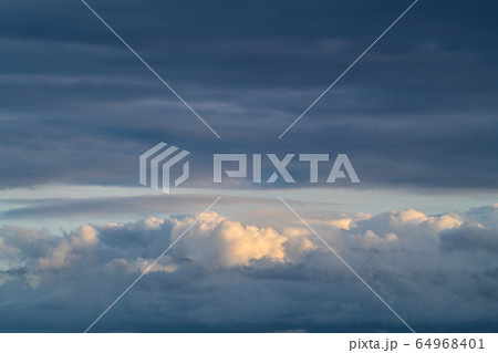 日本の雲風景 青空と雲《暗雲を照らす光(創成の光…)・新型肺炎》=19日(7日、宣言発表) 日本の雲風景 青空と雲《暗雲を照らす光(創成の光…)・新型肺炎》=19日(7日、宣言発表) 64968401