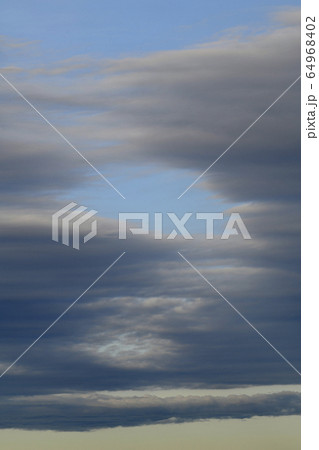 日本の雲風景 青空と雲《暗雲の奥に青空（未来への扉…）・新型肺炎》＝19日（7日、宣言発表） 64968402