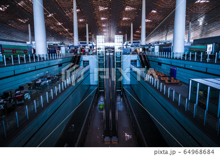 北京国際空港の待合室とシルエット 北京国際空港の待合室とシルエット 64968684