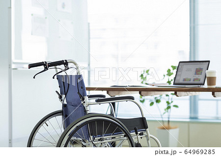 車椅子 ビジネス 64969285