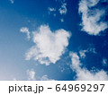 ハートの形の雲 64969297