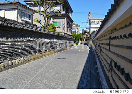 台東区谷中にある、観音寺の築地塀（ついじべい） 64969479