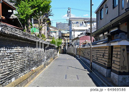 台東区谷中にある、観音寺の築地塀（ついじべい） 64969586