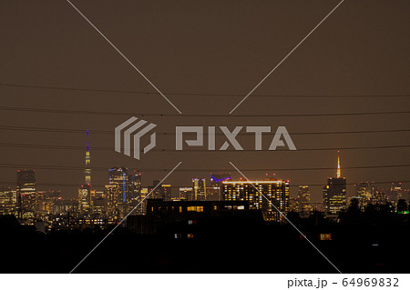 日本の東京都市景観　新型肺炎“都市封鎖”。“柵”（高圧電線）の奥に東京都心＝21日、宣言から2週間 64969832