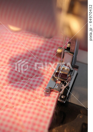 ミシンでキルティングの端縫いをしている最中 64970432