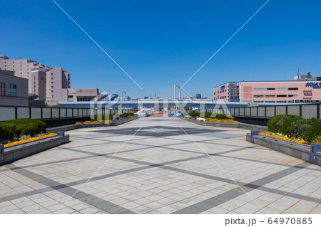 お台場ウエストパークブリッジからの風景 64970885