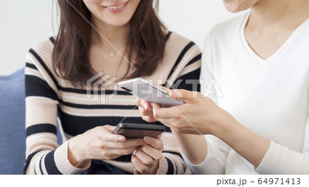 女性　友達 64971413