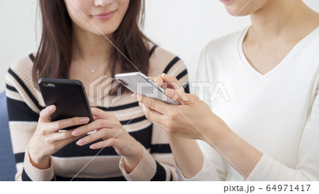 女性 友達 女性 友達 64971417