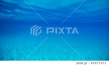 水面が青いゼリーのような水中写真 水面が青いゼリーのような水中写真 64972451
