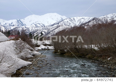 銀山平・石抱橋より越後駒ヶ岳を望む。 銀山平・石抱橋より越後駒ヶ岳を望む。 64972741