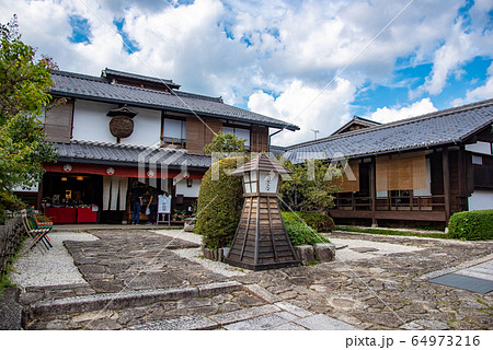 岐阜県　中津川市　馬籠宿　造り酒屋の土産物店 64973216