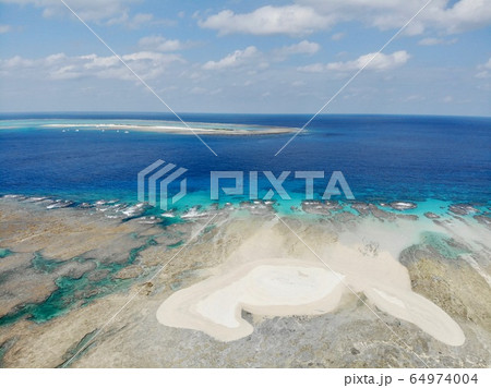 慶良間に浮かぶサンゴでできた島 慶良間に浮かぶサンゴでできた島 64974004